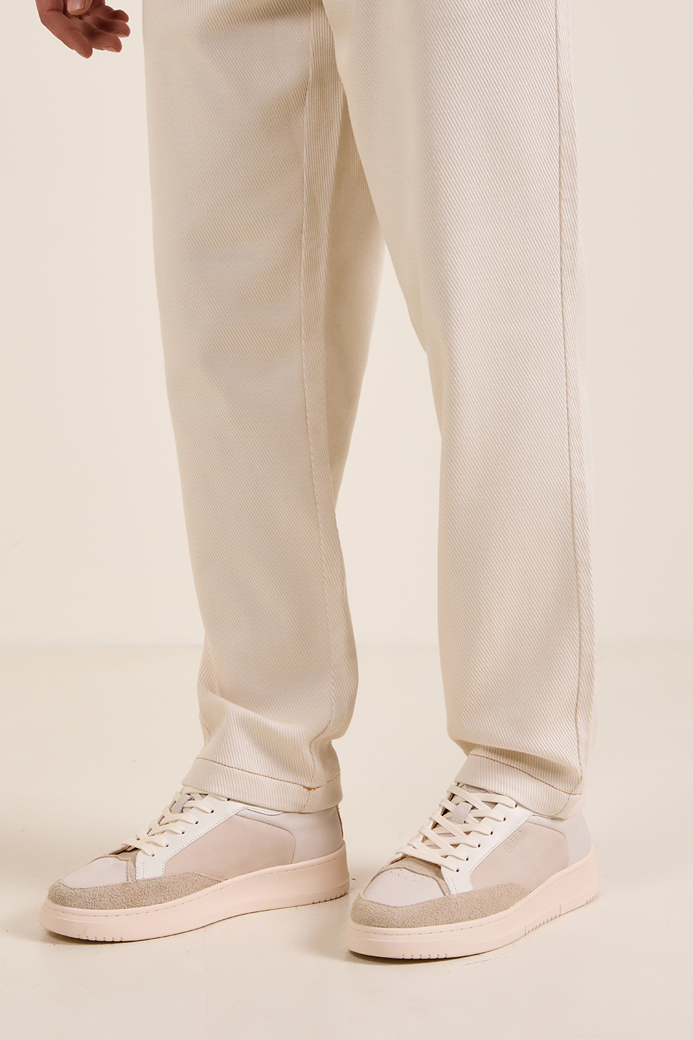 תמונת כל הלוק של נעלי סניקרס